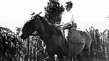 Pai andando de cavalo