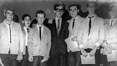 Pai com amigos da escola