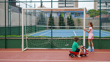 Crianças brincando no Paris